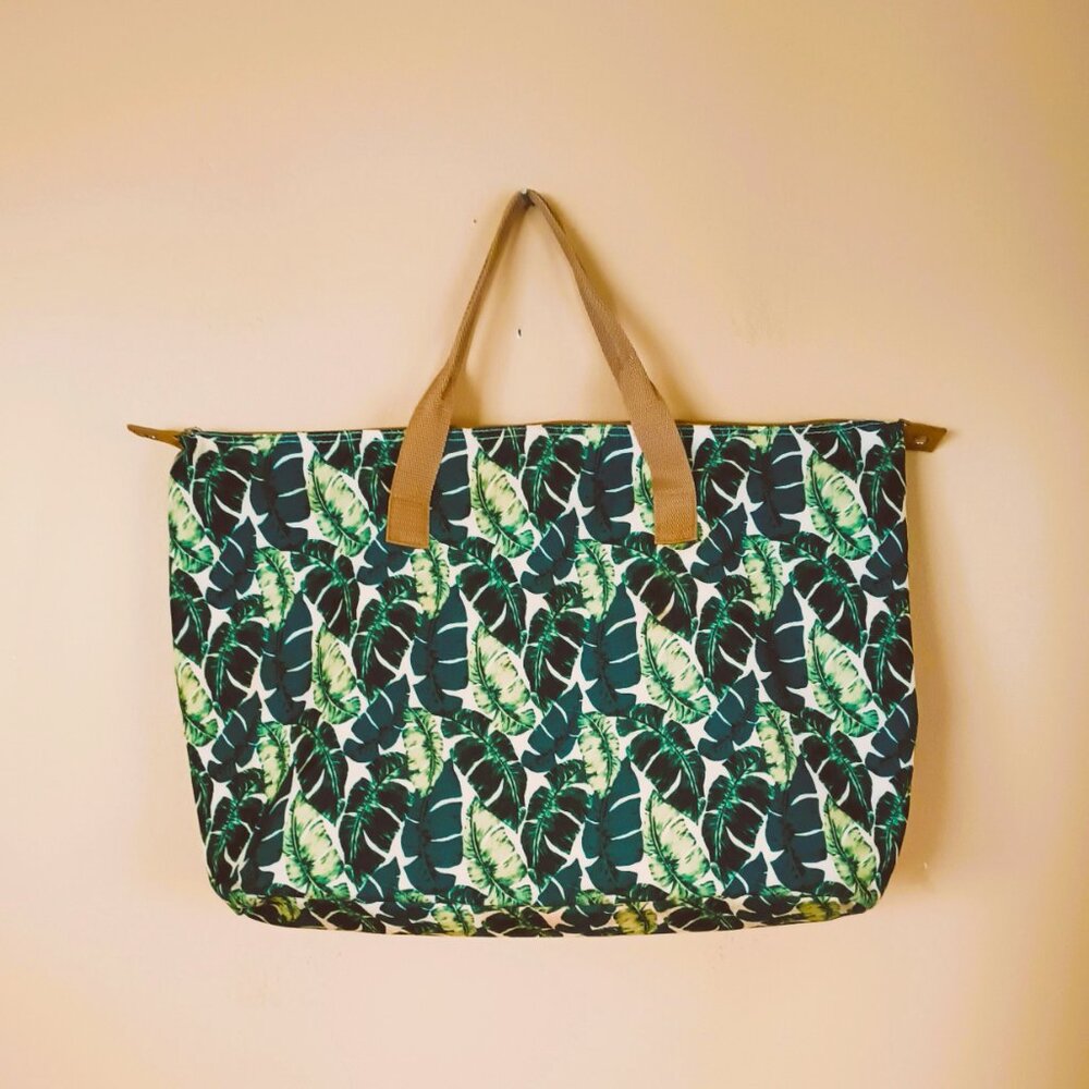 Kelly & Katie DSW Tote Bag Green Leaf Pattern Tan Straps Top Zip